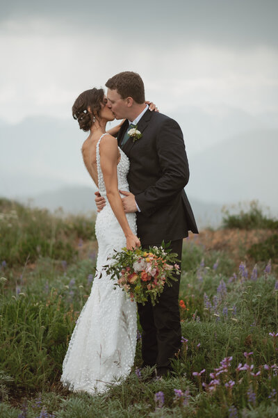 Couple kissing on a Cliff side in Leavenworth WA
