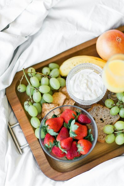 A plate of fruit and crackers