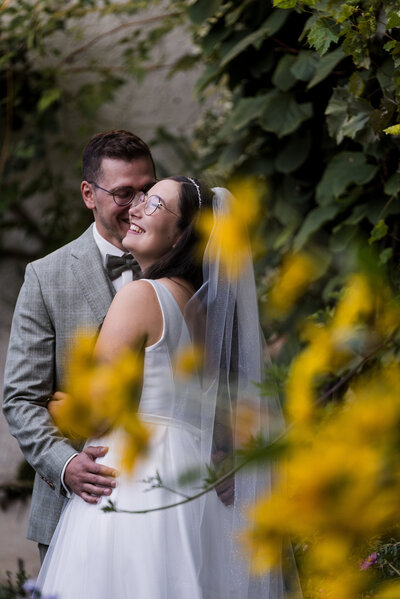 Brautpaar in inniger Pose Hochzeit Straubing