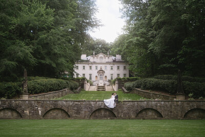 Couple posing in front of the Swan House wedding venue.