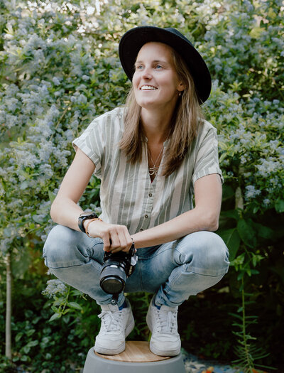 Fotograaf Myrinne Snoek met camera