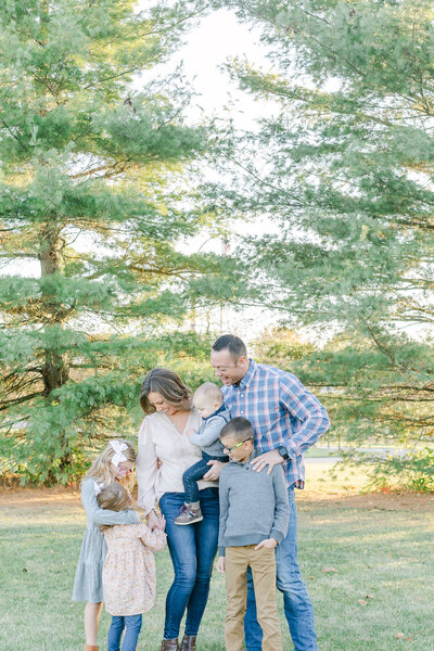outside family photography session dayton park