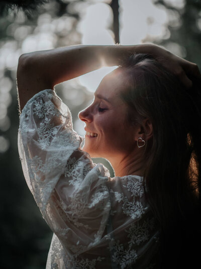 Elegantes Boudoir-Foto: Frau in Spitze mit sanfter Pose und ästhetischem Schwarz-Weiß-Look