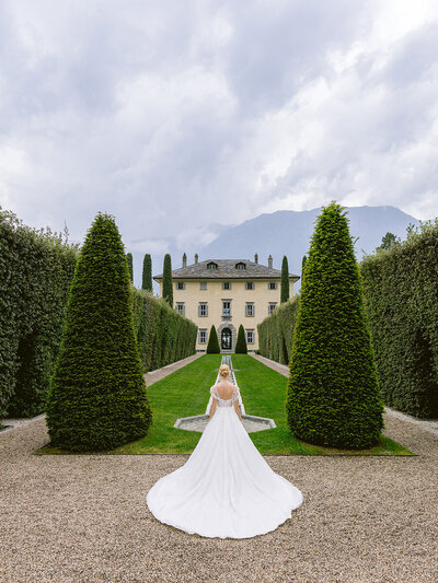 lake-como-elopement-wedding-photographer-villa-balbiano-gloves-bride-detail-shot