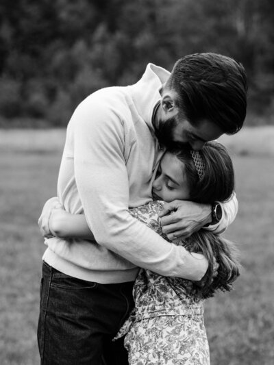 dad hugging daughter for photoshoot