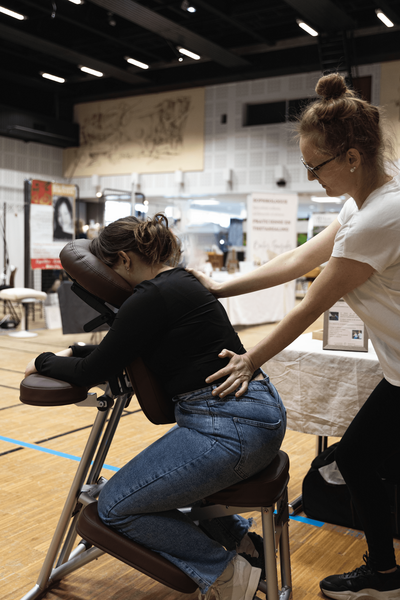 Séance de Shiatsu sur chaise en entreprise en Alsace

