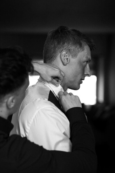 Getting ready van bruidegom door trouwfotograaf in Nederland Linda Photography