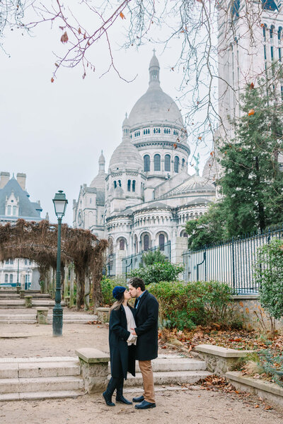 Couple kissing on romantic couple photoshoot in Montmarte Paris