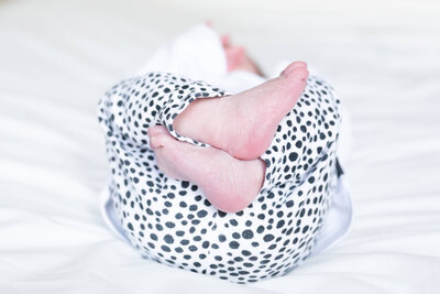 Kraamreportage babyfoto voetjes - Irene Maris Fotografie Tilburg
