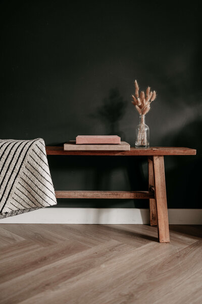 twee trouwalbums liggend op een houten bankje