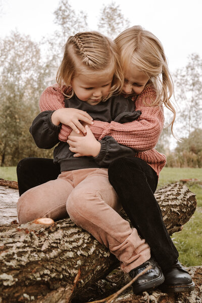 en gezin legt spontane en echte momenten vast tijdens hun fotoshoot in het prachtige Sandelingen Park.