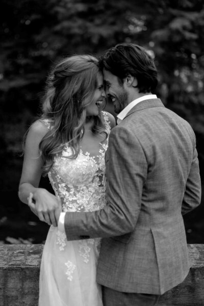 Spontaan en elegant bruidspaar tijdens hun trouwshoot. Professionele bruidsfotografie door een ervaren trouwfotograaf, vastgelegd in Limburg, parc buitengewoon door Melissa Boer Fotografie.