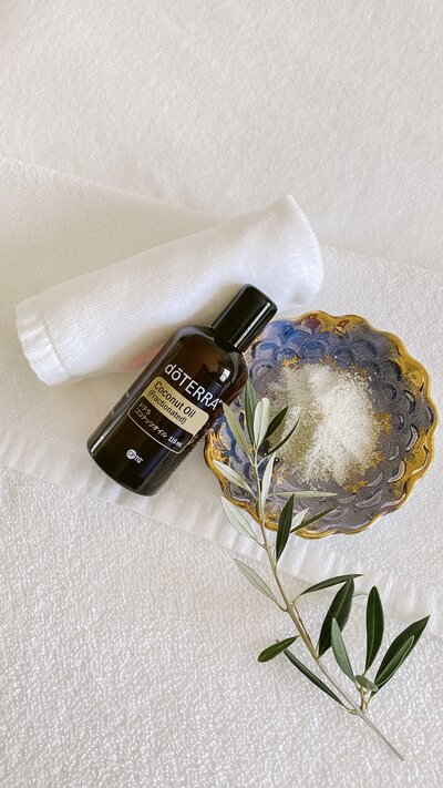 Coconut oil and natural bath salts used in JOULE conscious facial treatment in Los Angeles | 機械を一切使わず手だけで施術するオールハンドフェイシャルをロサンゼルスで、使用するココナッツオイルとバスソルト