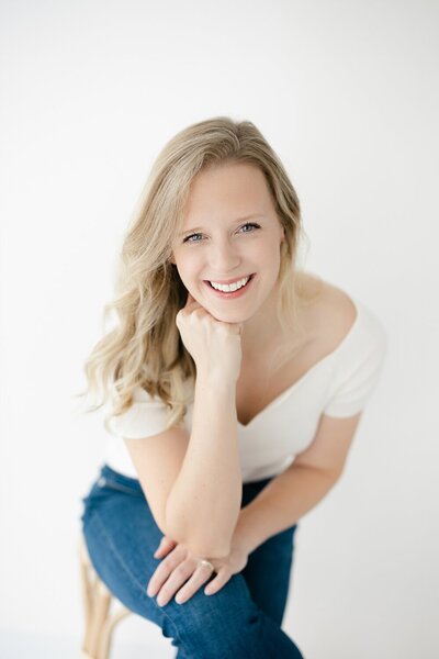 Photographer Lindsay Konopa holding a camera