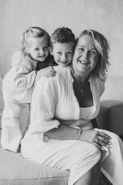 familie en gezinsshoot thuis in eigen omgeving 