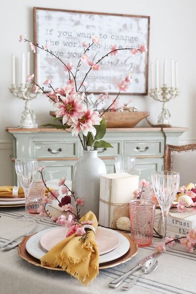 beautiful-pink-and-gold-table-setting-with-dahlia-and-magnolia-flowers-and-candelabras