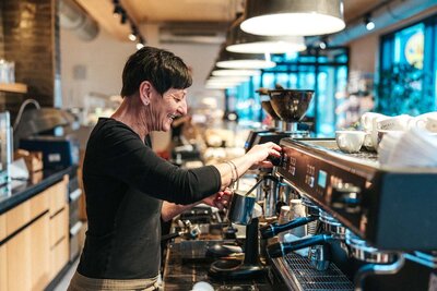 Mitarbeiterin bei der Bäckerei SCHNELL in Hard am Bodensee lässt Kaffee herunter