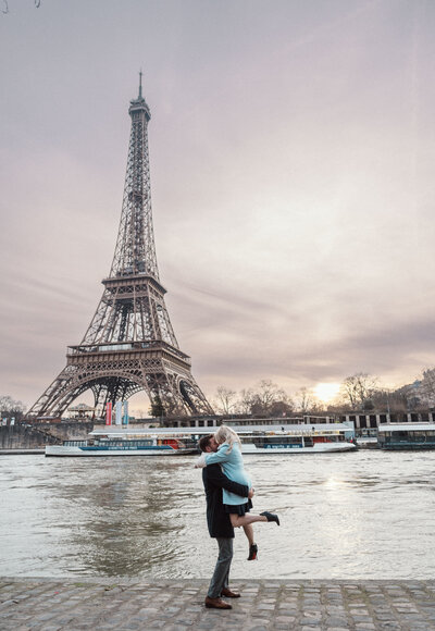 couple embracing at sunrise at eiffel tower in paris