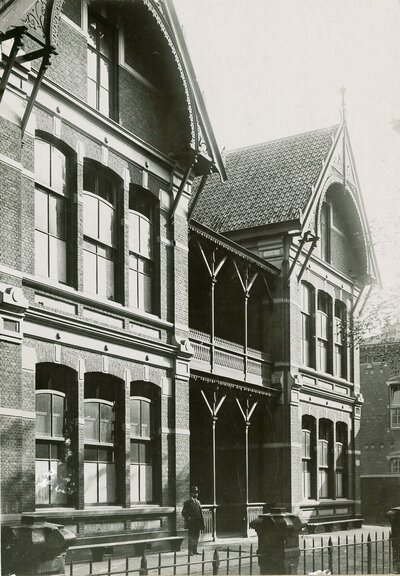 Monumentaal pand uit 1882 aan Boteringesingel 14 Groningen in chalet stijl