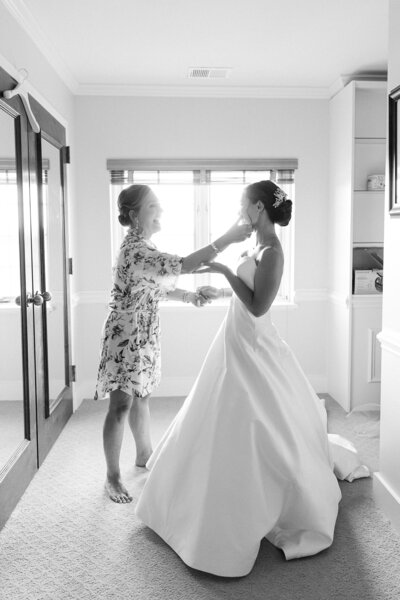 mother-and-bride-getting-ready