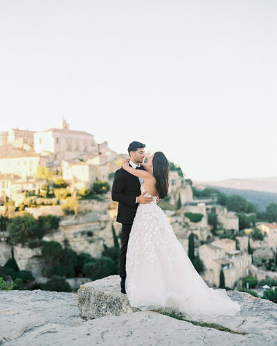 Portrait de la mariée avec sa Robe Rime Arodaki