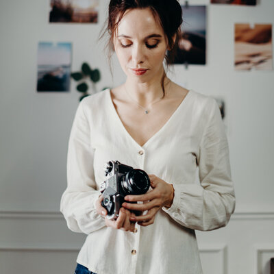 [HarperTemplate]woman-wearing-white-blouse-holding-black-camera-3585039