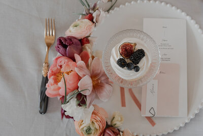 Hochzeitstorte mit floralen Elementen, ästhetisch von oben fotografiert