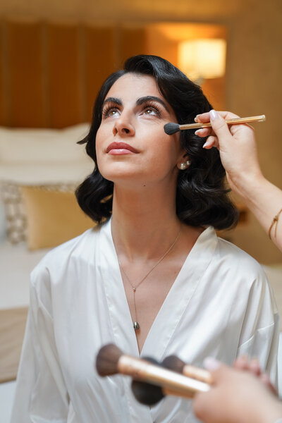 Mise en beauté pour mariée et invité pour être sublime lors d'un mariage 