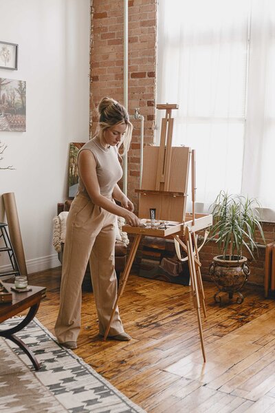 Steph Fuerst with easel