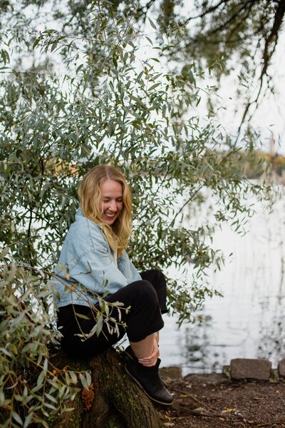 Hyvinvointivalmentaja istuu rannalla