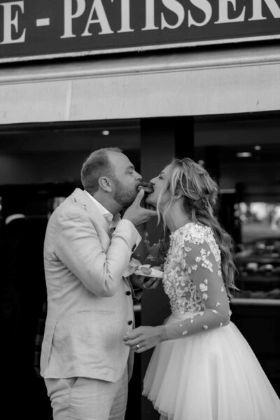 Trouwfotografie in Nederland door Melissa Boer: tijdloze en emotionele bruidsfoto’s van echte momenten. Foto gemaakt van een bruidspaar in Parijs.