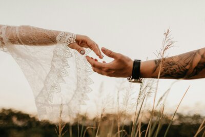 De bruid draagt witte henna, trouwjurk van de Bruidszaak in Purmerend en  leerjasje van Aim Your Weddings