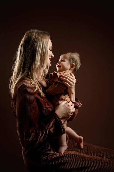 Moeder en dochter Newborn met bruine achtergrond