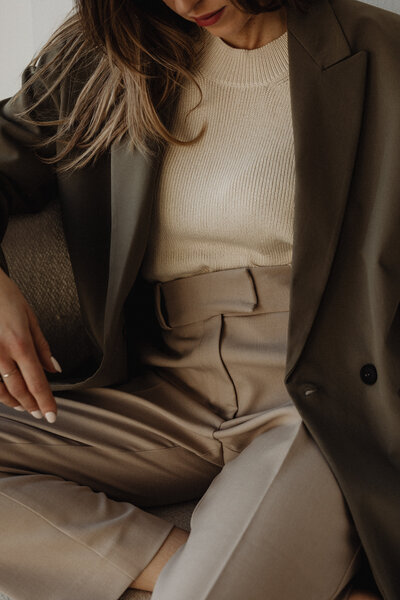 kaboompics_simplistic-sophistication-a-fashion-photoshoot-with-a-stunning-model-in-neutral-minimalist-outfits-30944