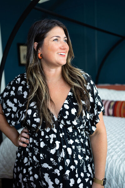 Michelle, a virtual interior decorate based in Texas wearing a black and white printed dress