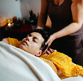 Soin post natal avec massages, étirements, serrage du bassin et bol kansu