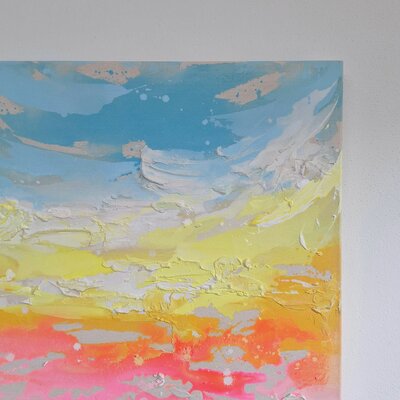 Detail Aufnahme von Sunrise Euphoria. Das Himmelblau und das energetische Pink spiegelt das Gefühl eines Moments in der Natur unter freiem Himmel wider.