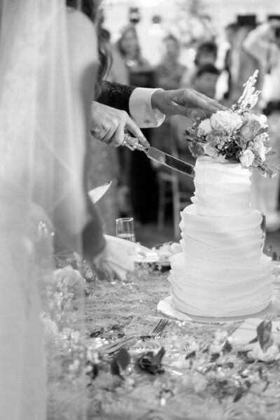 Aspen-Avenue-Chicago-Wedding-Photographer-cutting-cake-candid-editorial