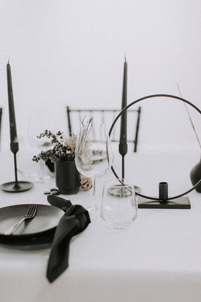 Modern and moody black and white wedding decor by Modern Rentals, contemporary decor rentals based in Calgary, AB. Featured on the Brontë Bride Blog.