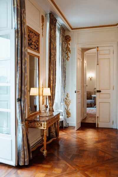 getting ready room for weddings in château de Tourreau in Provence