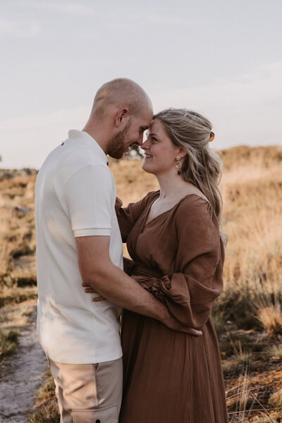 Stel knuffelt en lacht samen tijdens lifestyle fotoshoot