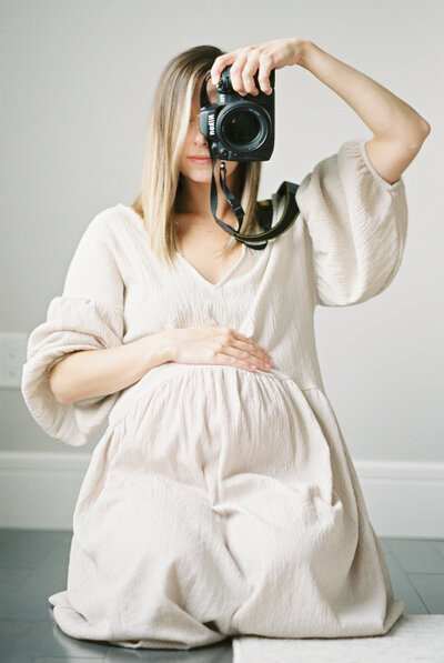 Edmonton Maternity Photographer, Kahla Kristen photography, holding a camera capturing her growing bump