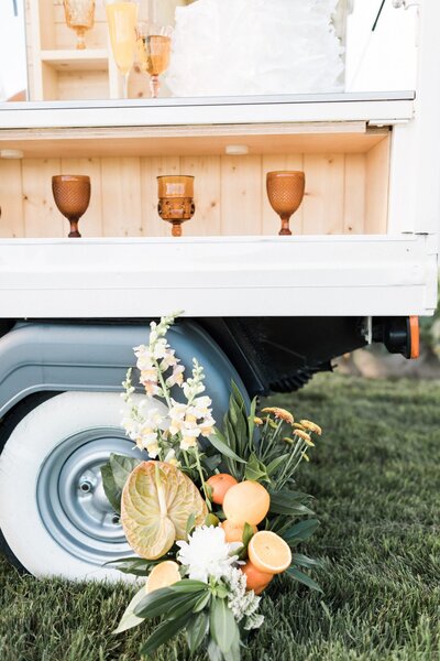 Bright clementine inspired garden wedding with The Prosecco Cart, trendy and romantic mobile bar based in Calgary, AB. Featured on the Brontë Bride Blog.