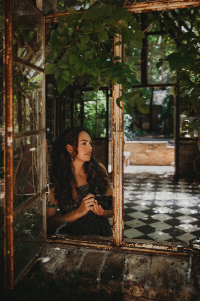 Maria Grace, lifestyle family photographer, posing for a natural self-portrait in The Woodlands