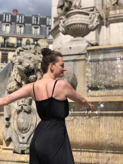 femme-danse-lion-fontaine-statut