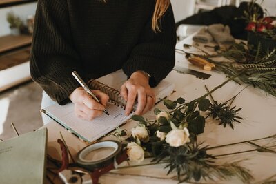 Kelly planning showstopping Edinburgh wedding flowers