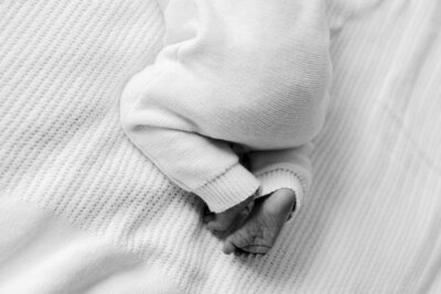  De voetjes van een baby zijn liefdevol gewikkeld in een zachte deken.
