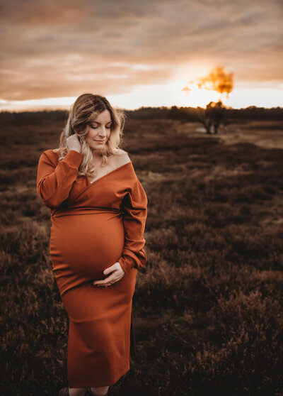 Zwangere moeder Kim in jurk