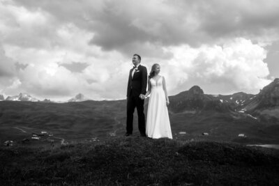 brautpaar kuesst sich vor grossem alten fenster-hochzeitsfotograf luzern