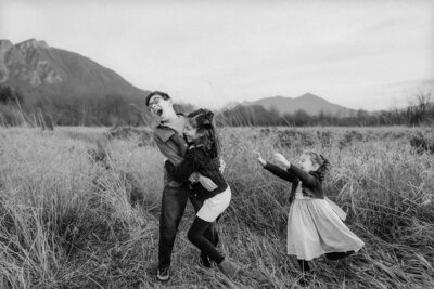 Join Everest Portraits for a joyful family photo session in the lush fields of the Pacific Northwest. Experience the laughter and happiness of family life captured with spontaneity and an eye for the magical moments.